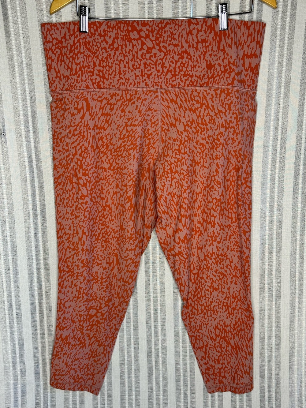 NWOT Athleta Salutation Stash Pocket II 7/8 leggings